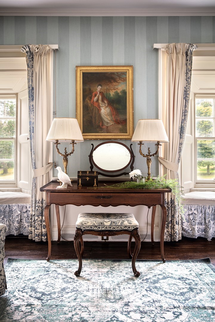 Elegant klassiek interieur in Cortachy Castle, Schotland, met antieke meubels, zachte stoffen en traditioneel landhuisdecor