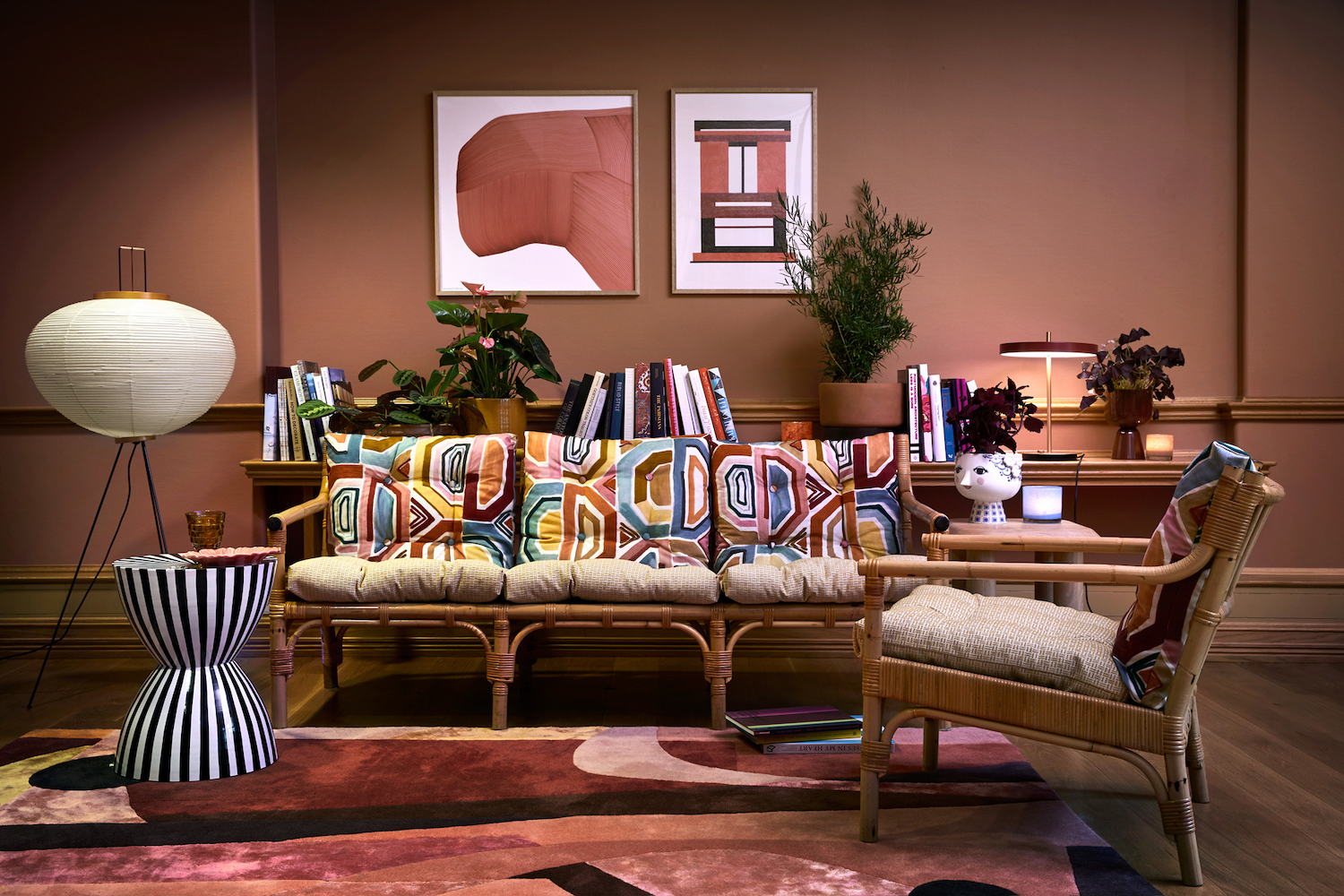 Op de wand is de statement kleur Uluru Haze te zien. 