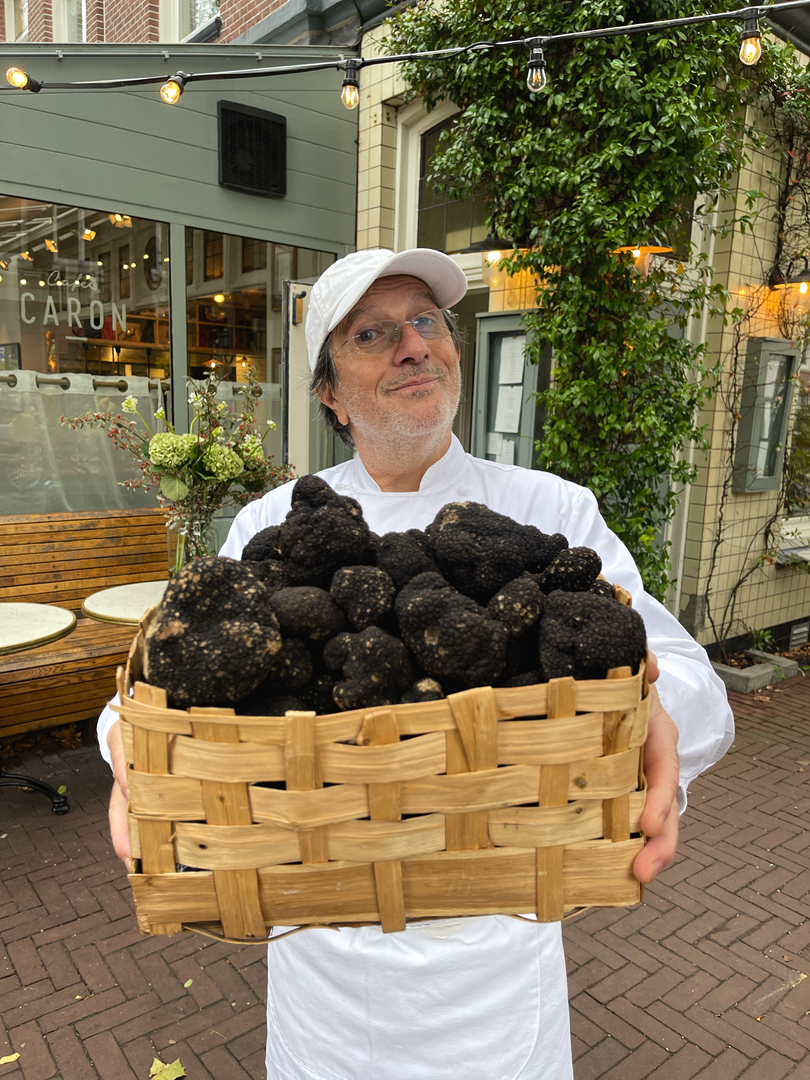Oprichter Alain Caron. Met mand met truffels.