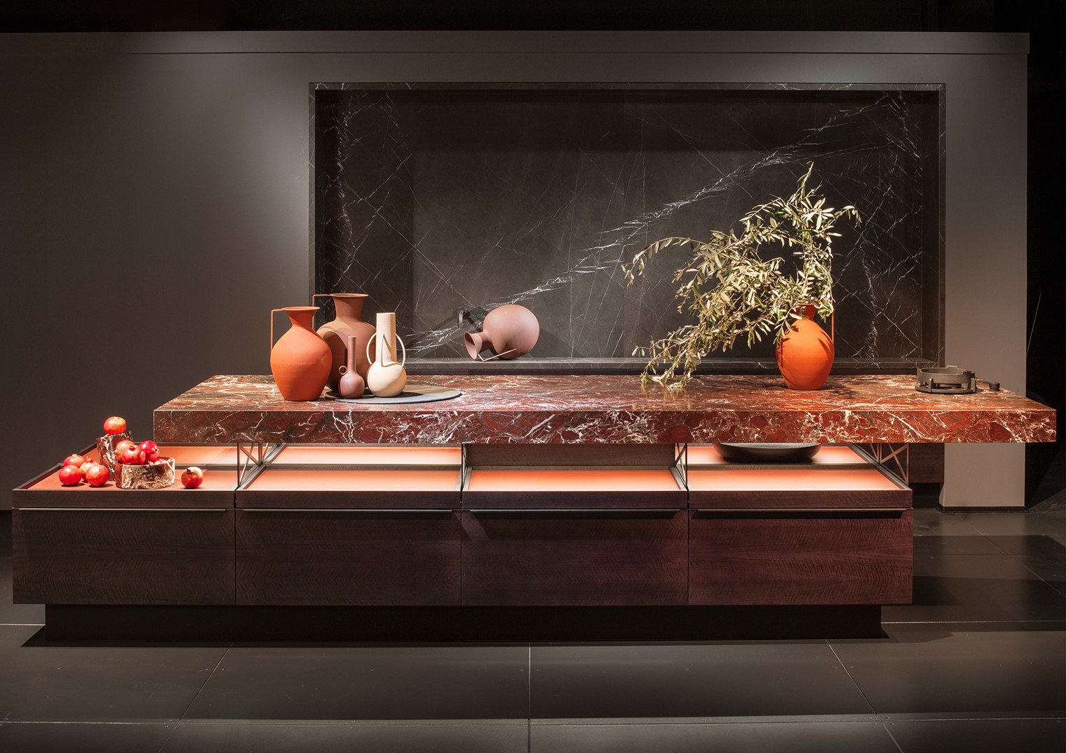 Het massieve marmeren werkblad lijkt te zwemen.