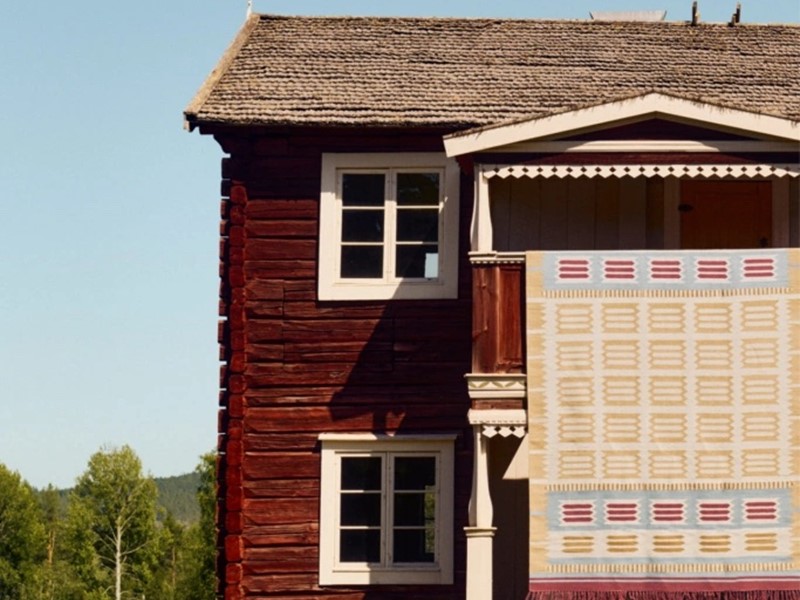 Collectie Röllakan gedrapeerd over de historische boerderij Danielsgården in Zweden. Fotografie: Layered.