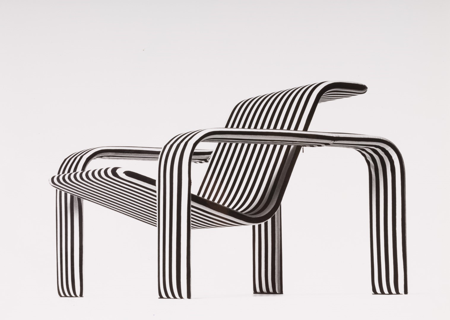 Stoel 004 ontworpen door Antti Nurmesniemi. 