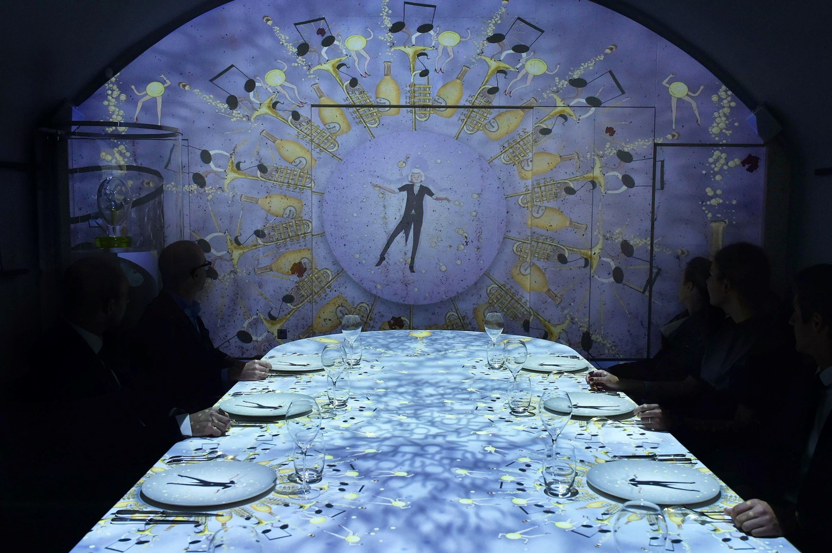 In het Okura organisere Ruinart en Ciel Blue een exclusief visueel diner. 