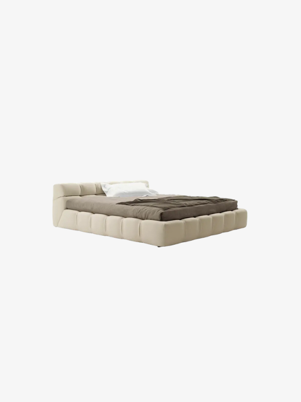 Bed met laag hoofdbord in crème boucléstof met verticale stiksels