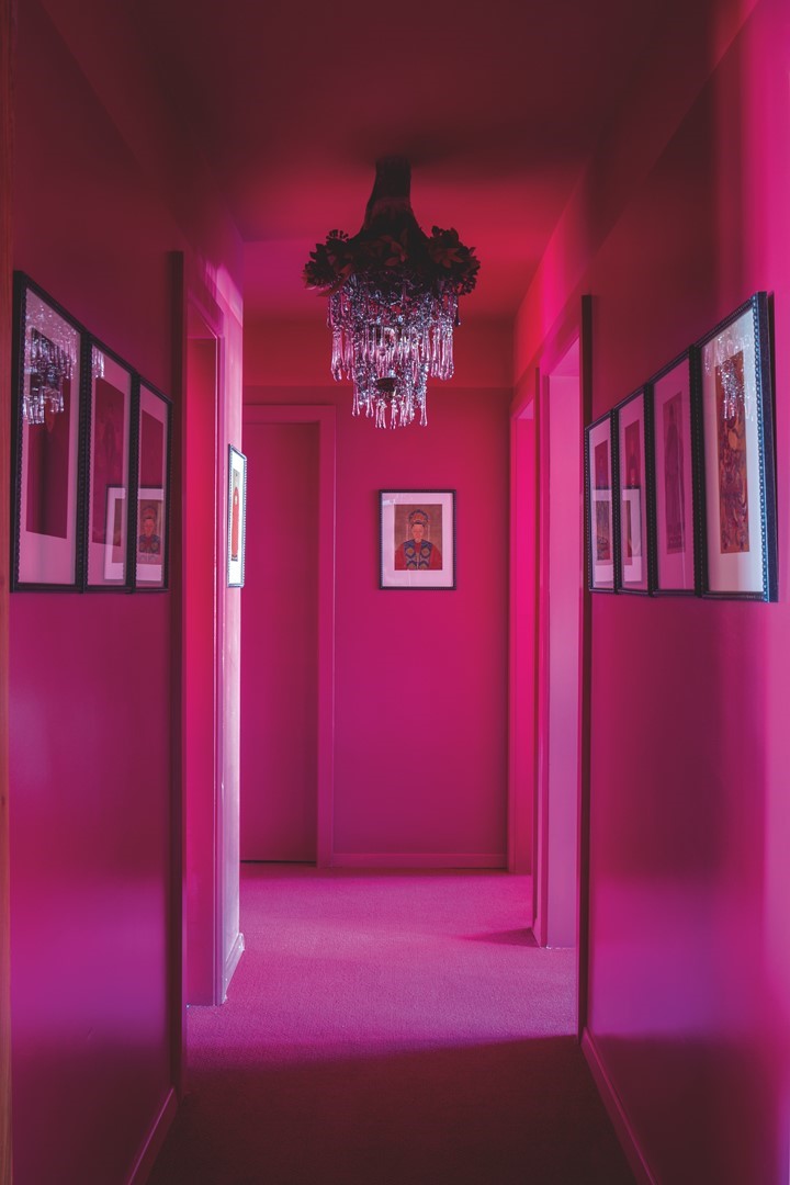  Centrale gang in intens roze. Fotografie: Alessandra Ianniello.