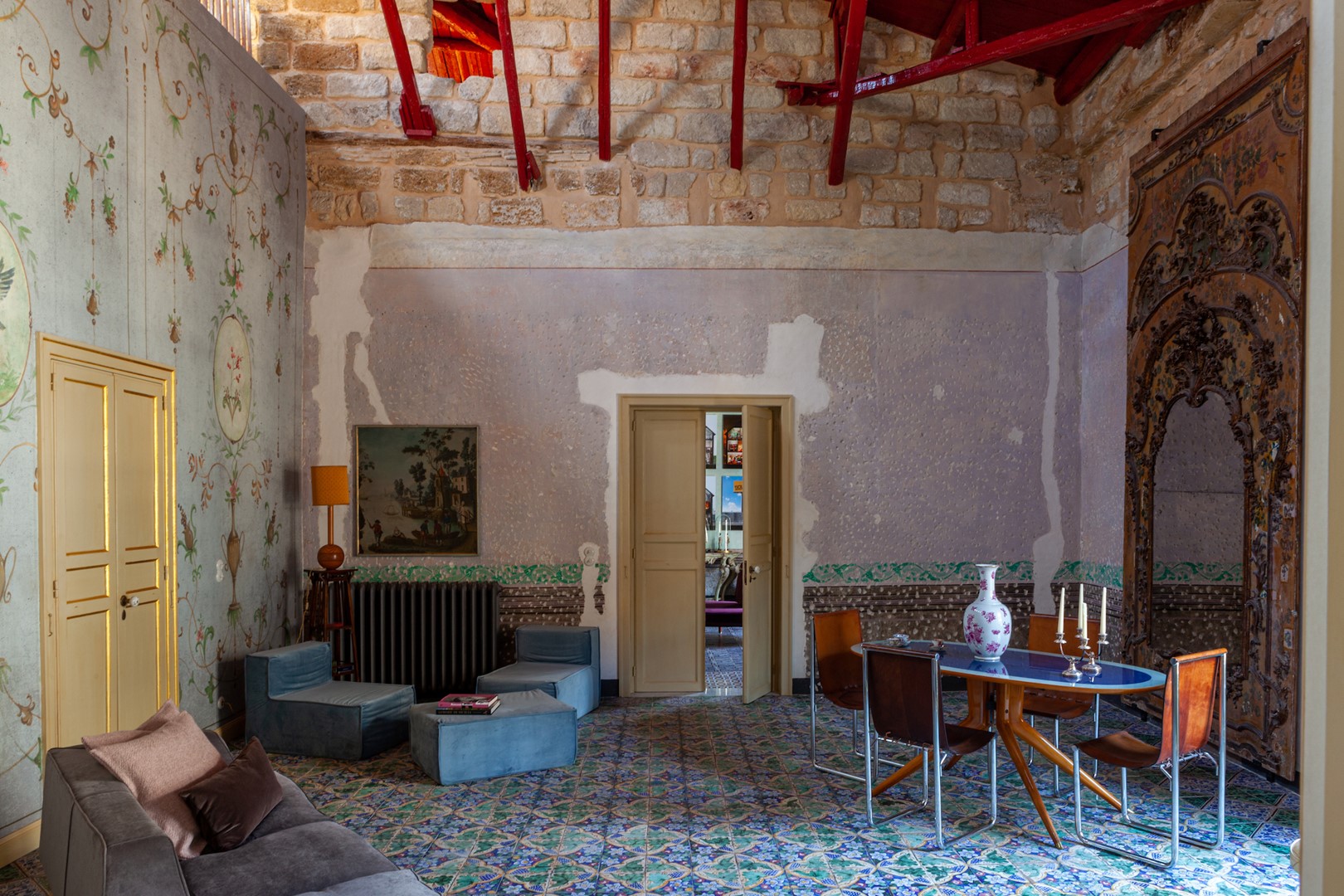 De hal met originele vloer met majolicategels en vintage meubels. De plafondbalken zijn geschilderd in de kleur Baked Cherry van Little Greene.