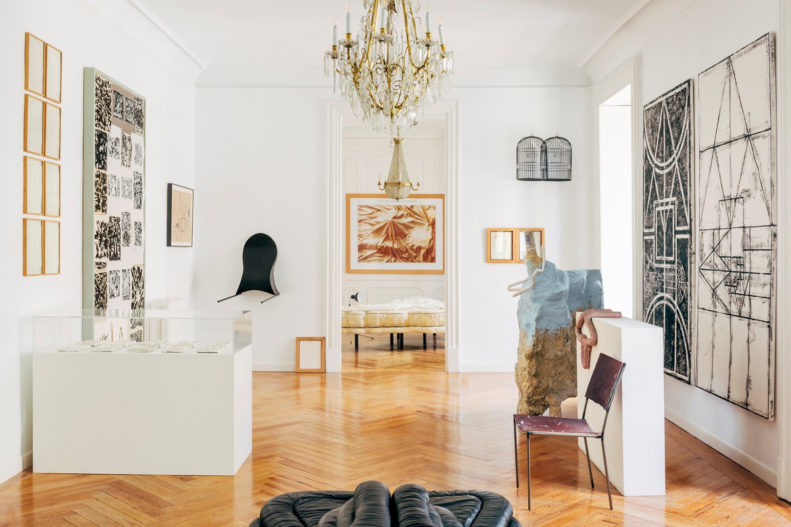 De woonkamer met in het achterste gedeelte de installatie Desubicado, van de Spaanse kunstenaar Mateo Maté. Het werk in de voorste kamer, van links naar rechts: Matt Mullican, Pepe Espaliú en Franz West. Fotografie: Erea Azurmendi & Federico Reparaz
