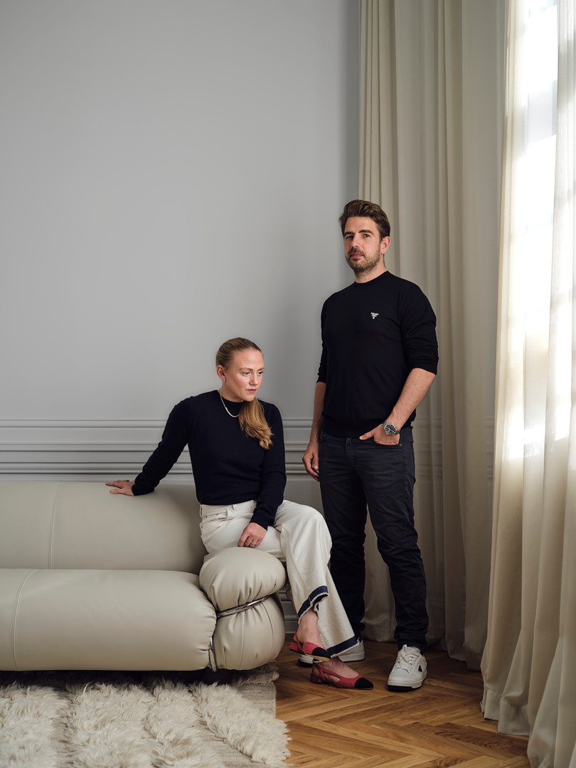 Christian Klinge en Sarah Fitzgerald op en bij de sofa. Fotografie: Christoffer Regild/Living Inside.
