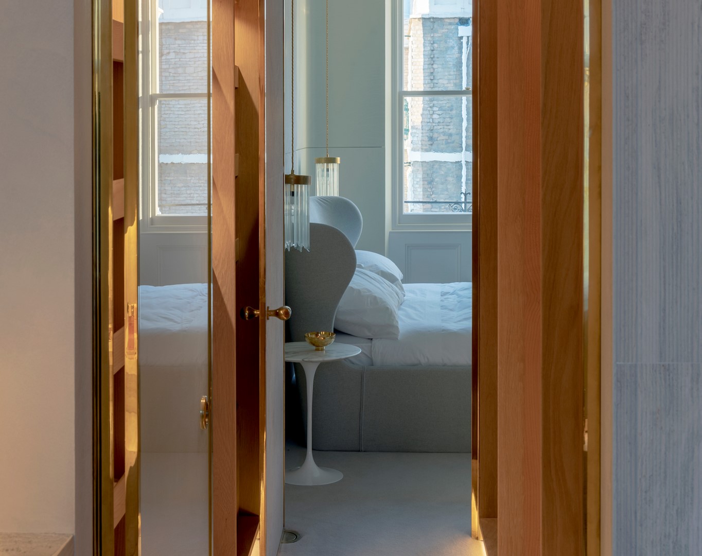 Dankzij zacht licht bevind je je op deze verdieping meteen in een rustgevende sfeer. Helenio Barbetta/Living Inside voor Residence 12, 2021 