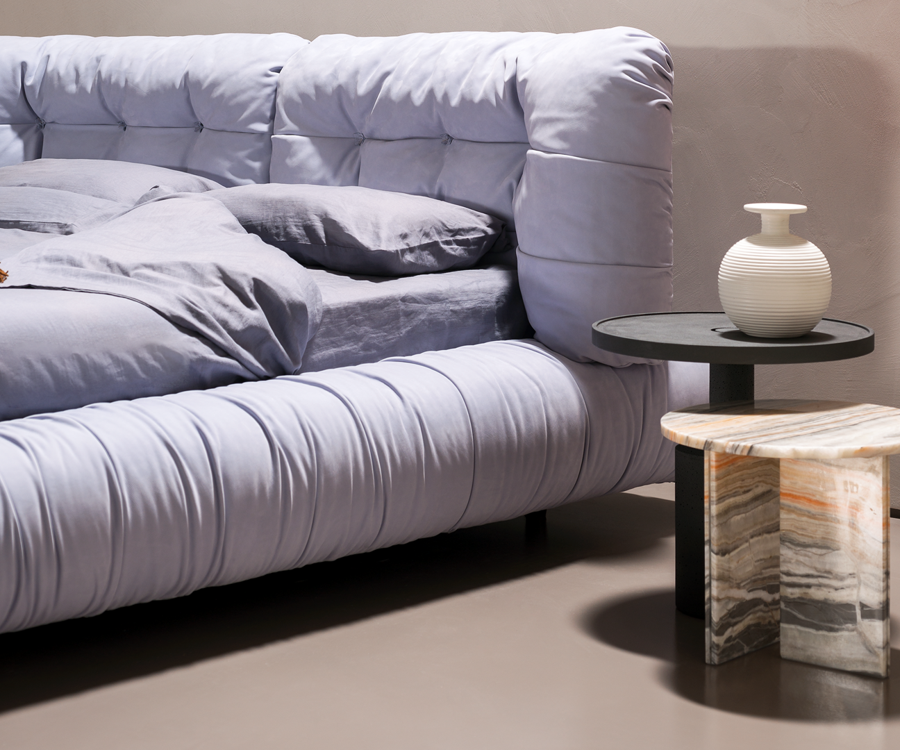 Het Milano-bed, ontworpen door Paola Navone, heeft een lavendelkleurige leren bekleding en in dit geval ook beddengoed in dezelfde dromerige kleur. Oogt als een zachte wolk, prijs op aanvraag. baxter.it