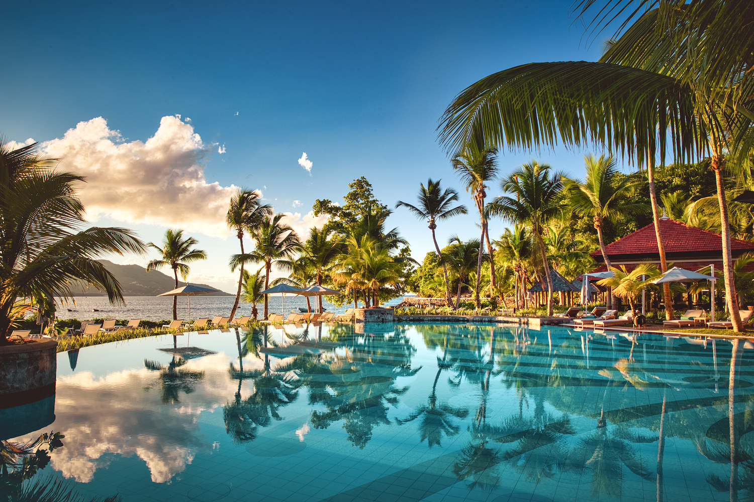 Genieten van de welverdiende rust aan het zen-zwembad.