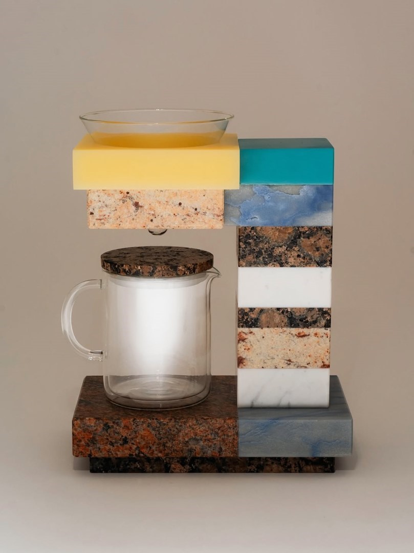 Stone Drip koffiemaker gemaakt van kleurrijke lagen natuursteen en resin Fotografie: Sabine Boger