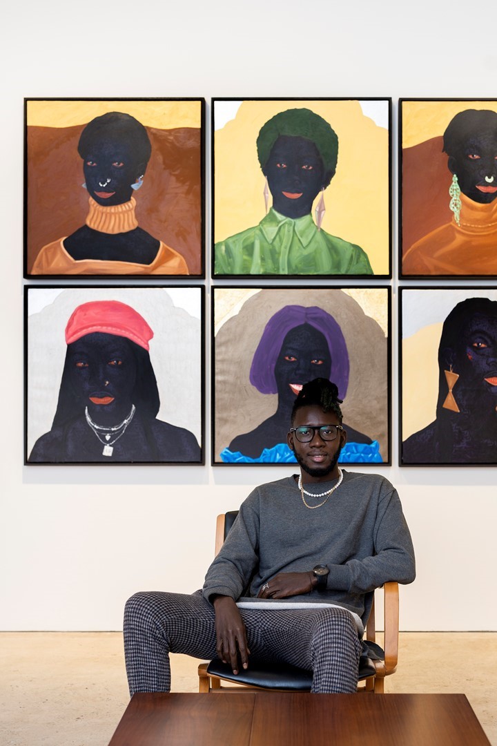 Kwesi tijdens zijn solotentoonstelling Rumors of Blackness in galerie MARUANI MERCIER in Brussel. Foto: Benjamin Hugard ©Avant Arte.