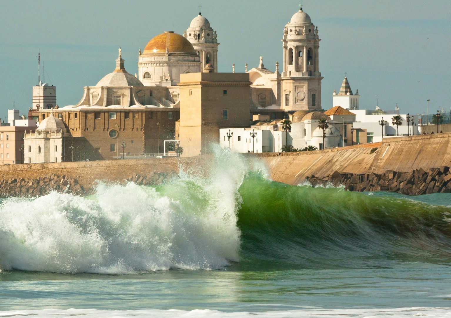 Catedral de Cádiz gezien vanaf zee, met golven op de voorgrond