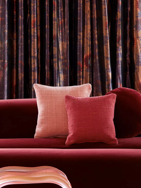 De Moonlight collectie van Métaphores brengt je in nachtelijke sferen; mysterie, plezier, glamour en sensualiteit. Bengale Flamboyant-gordijnen en kussens Divine Blush, Divine Corail en Saint-Germain Acajou. De sofa ontworpen door Pierre Paulin met stof Saint-Germain Acajou, de kruk is van Sabourin Costes.