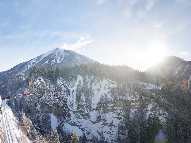 De Glacier Express brengt je door de Zwitserse bergen.