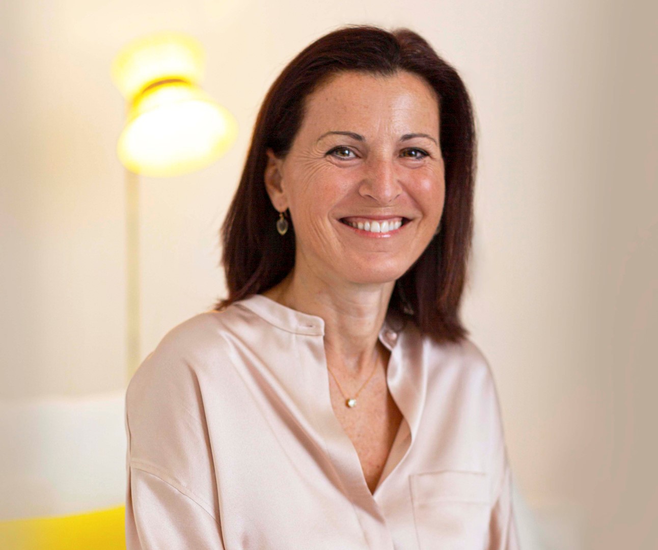 Sabrina Landini maakt furore met haar spiegels, lampen en tafels van verzilverd glas.