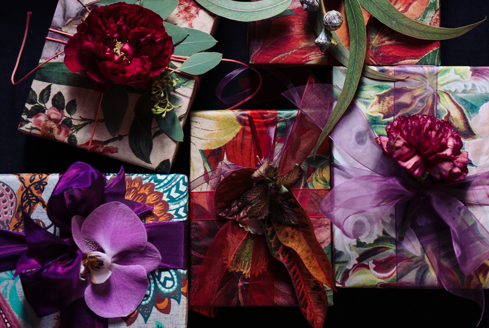 Tip! Cadeaus inpakken met bloemen.