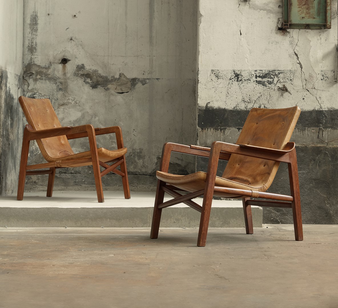 Twee fauteuils van teakhout, Tove en Edvardt Kindt- Larsen, h 83 x b 70 x d 75 cm, 1940.