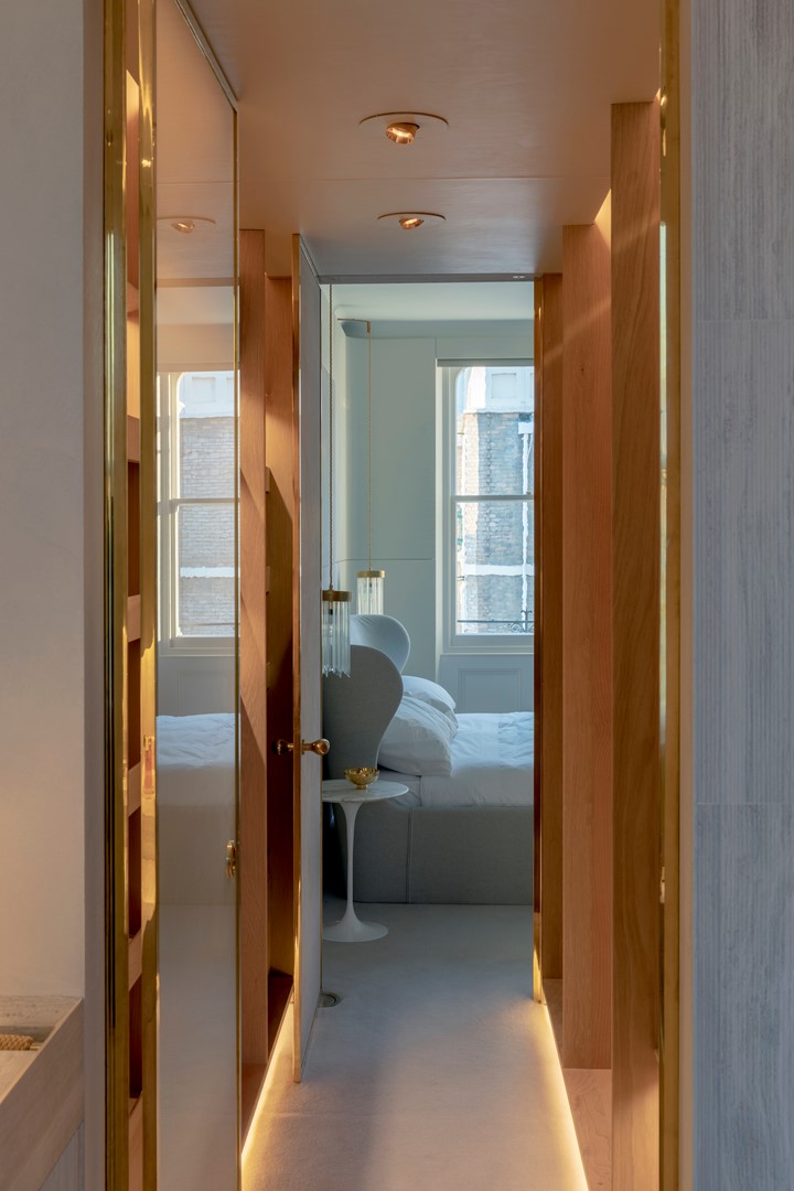 Dankzij zacht licht bevind je je op deze verdieping meteen in een rustgevende sfeer. Helenio Barbetta/Living Inside voor Residence 12, 2021 