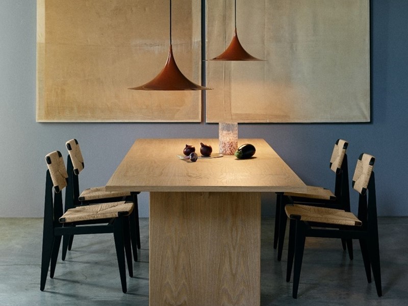 Gubi Private Dining Table, ontworpen door Space Copenhagen. Fotografie: Gubi