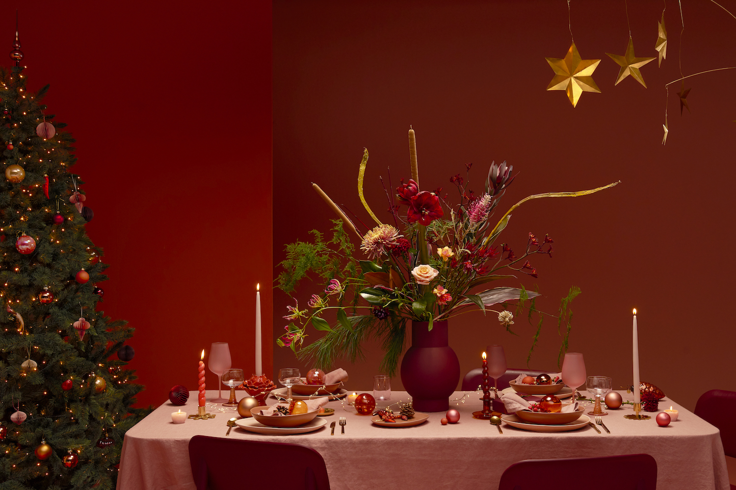 Een feestelijk gedekte tafel met fluweelzachte bloemen in champagneroze, terracotta- en spicetinten.