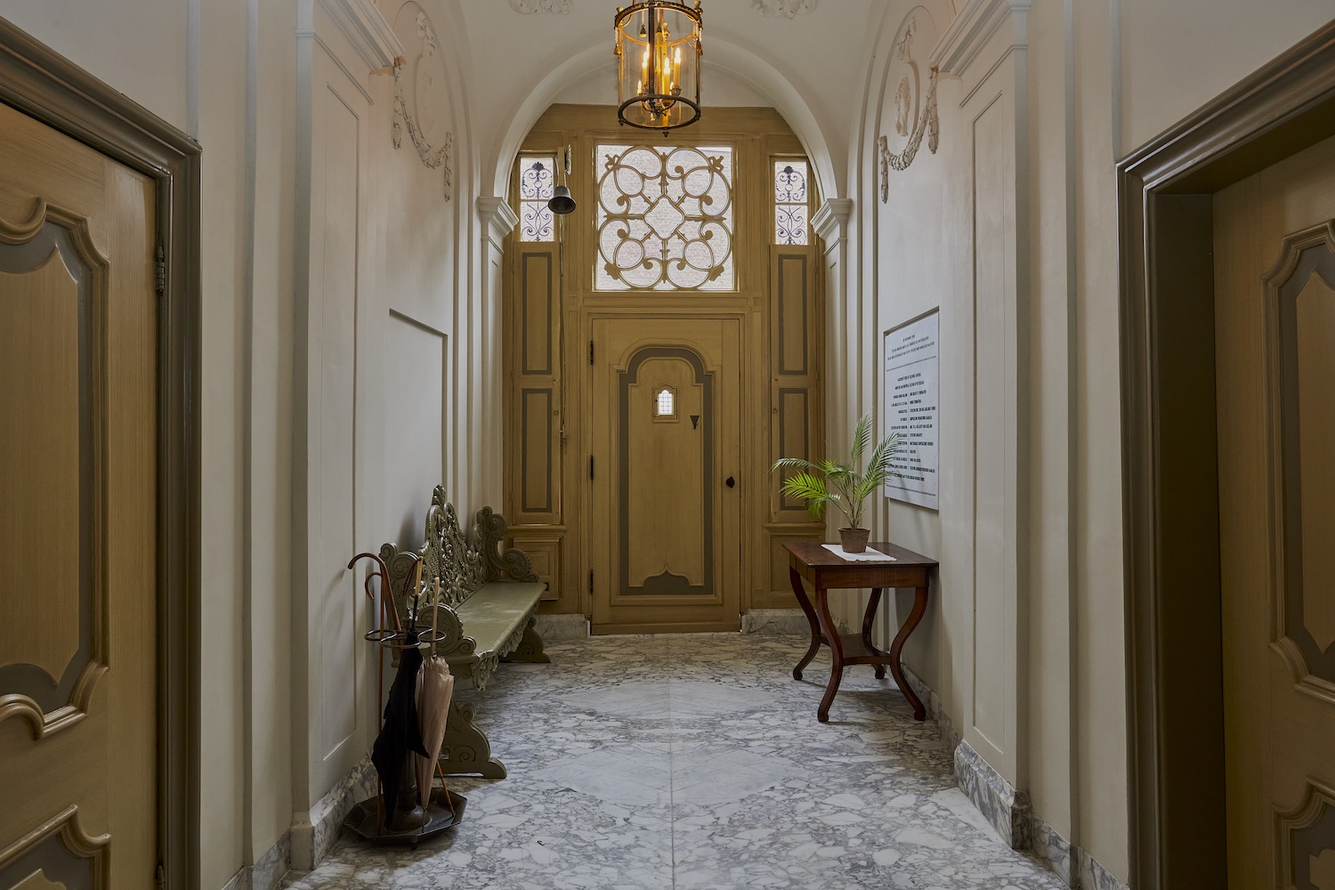 De ingang van het Pieter Teylers Huis.