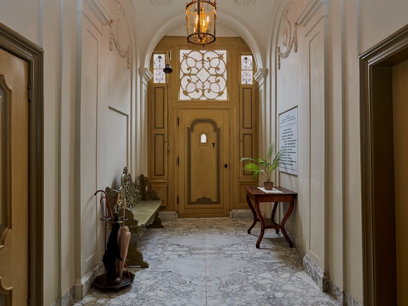 De ingang van het Pieter Teylers Huis.