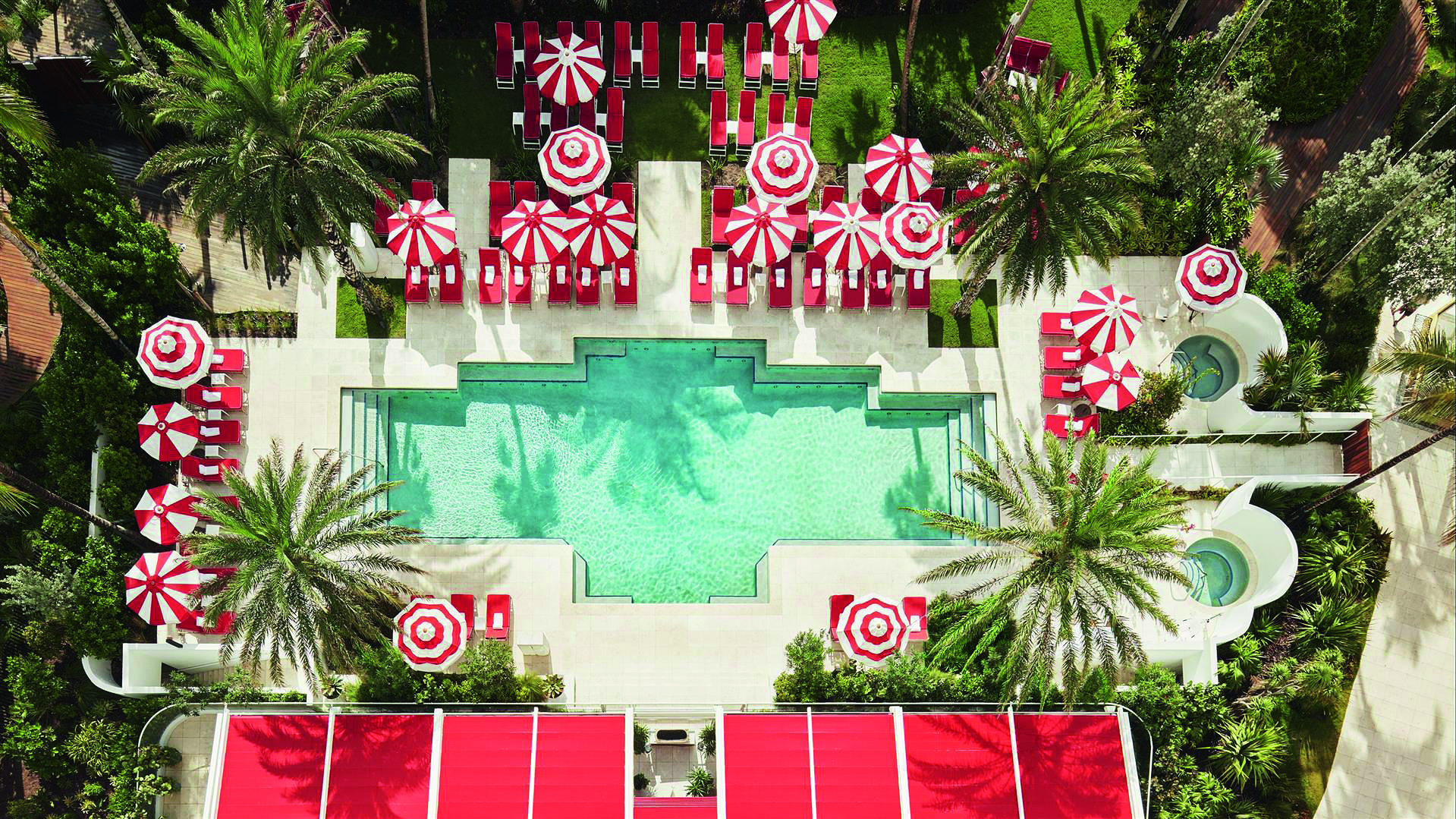 Het zwembad in het hotel.