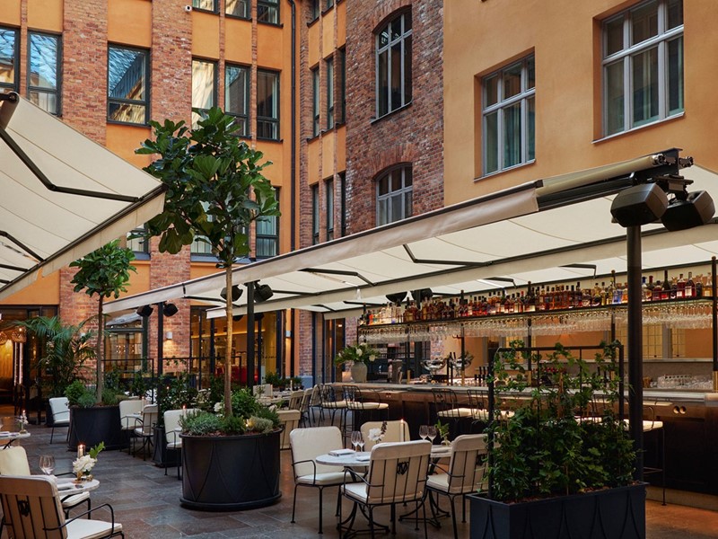 De overdekte patio met de bar in Villa Dagmar.