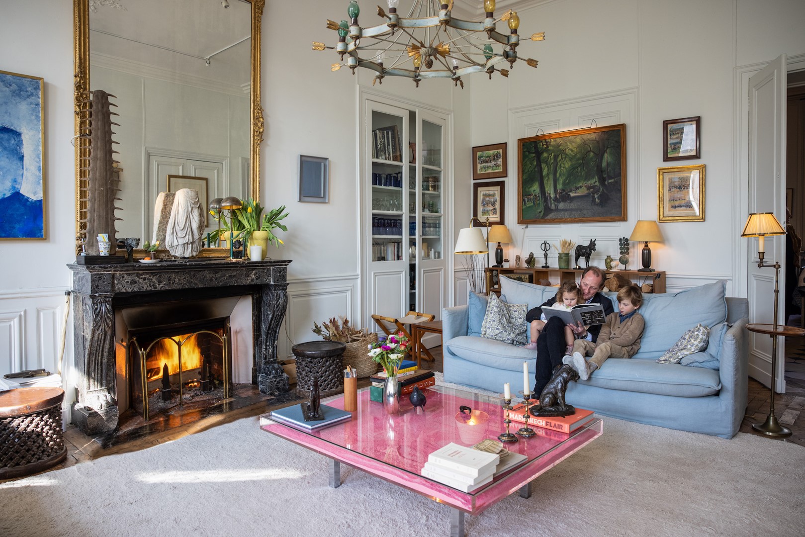 Xavier Eeckhout met zijn twee jongste kinderen thuis in Parijs.