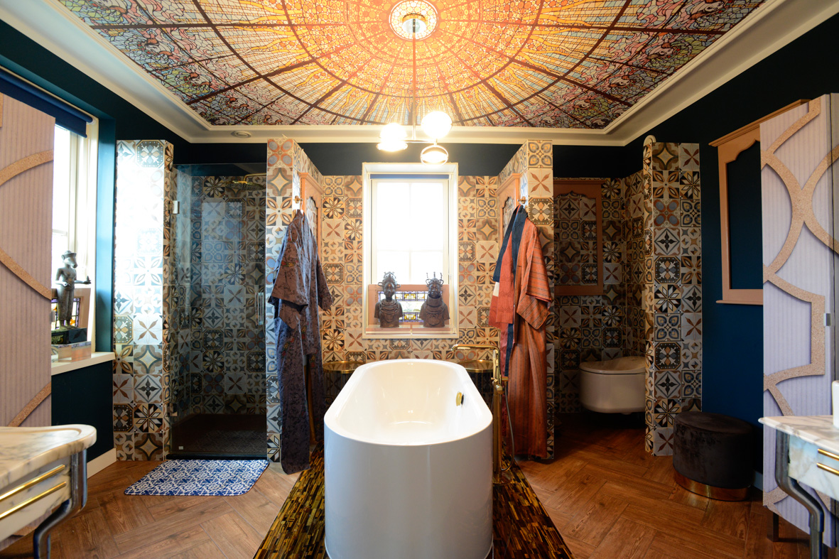 De badkamer van Adjiedj Bakas met items van Grohe en plafondbehang.