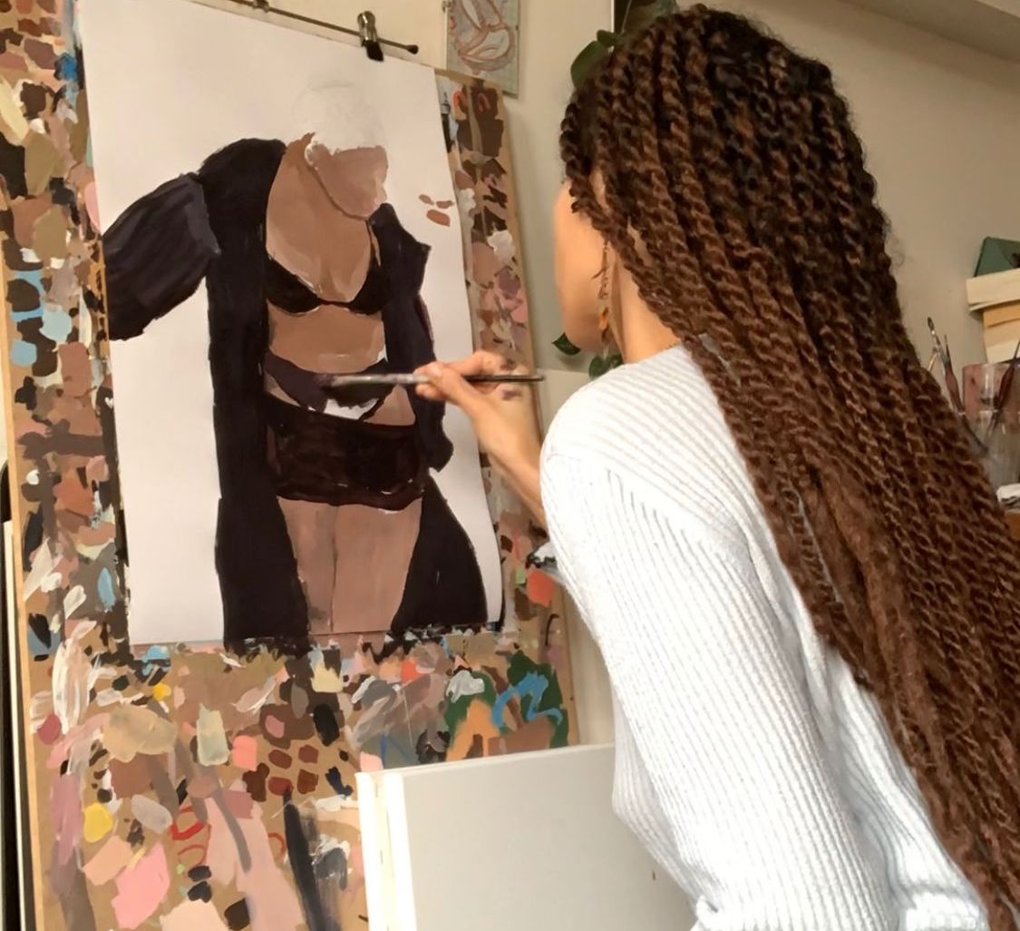 Noni in haar studio aan het werk.