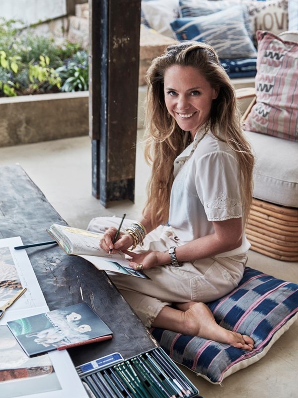 De internationaal gerenommeerde Nederlandse sieradenontwerper en kunstenaar Bibi van der Velden drukte haar eigen stempel op dit huis, dat in 1960 werd ontworpen door architect José Forjaz. Met uitzicht op de Atlantische Oceaan is dit een verborgen parel in de natuur van Portugal. Foto: BirgittaWolfgang Bjørnvad/The Sisters Agency.