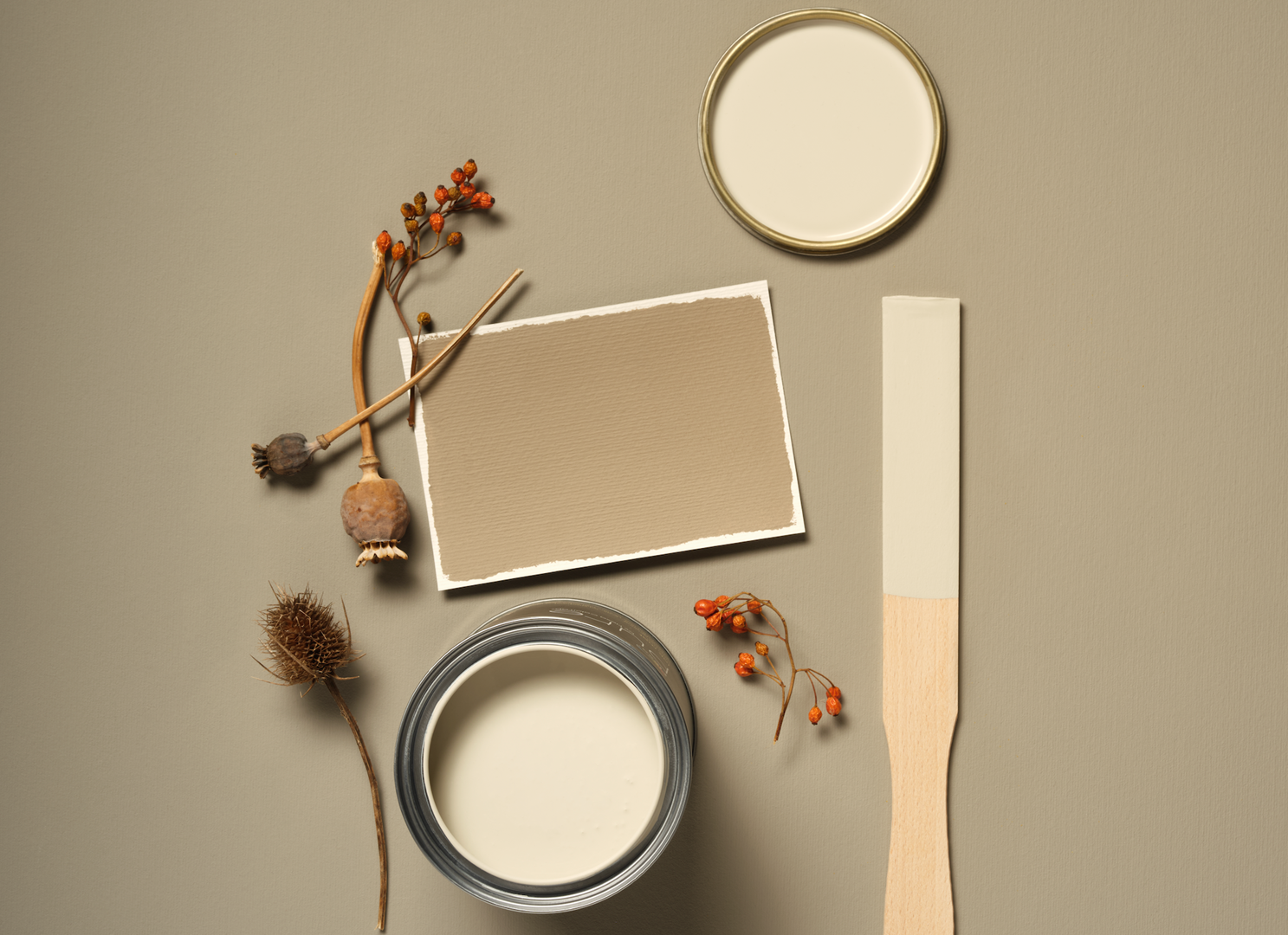 Real Taupe (donkerste kleur), Mild Stone (roerhoutje) en Real Sand. Door ton sur ton te werken creëer je rust in een huis. Dit kleurpalet bestaat uit warme naturellen en past bijvoorbeeld perfect bij natuurlijke materialen zoals bamboe, licht hout en wol.